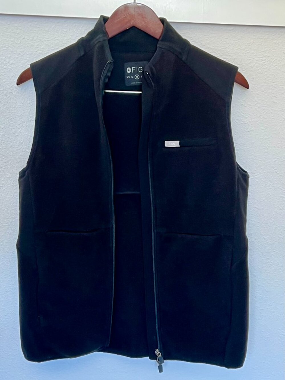 FIGS Black On Shift Fleece Vest Size Medium - Picture 3 of 9